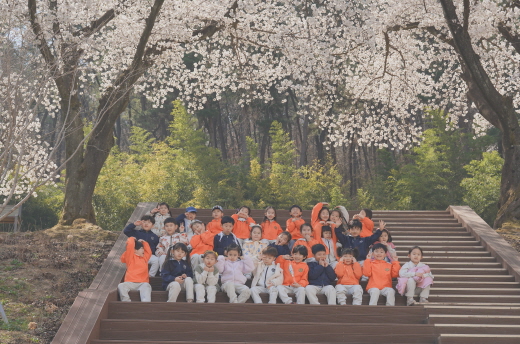 벚꽃 나무 아래에서 사랑하는 구달반 친구들과